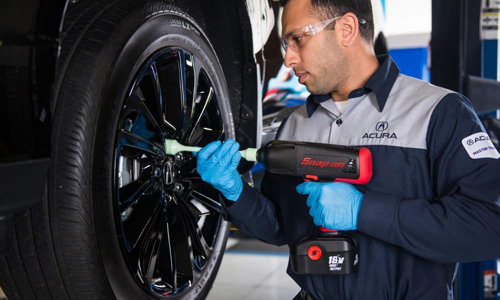 Acura Technician Tightening Wheel Lug