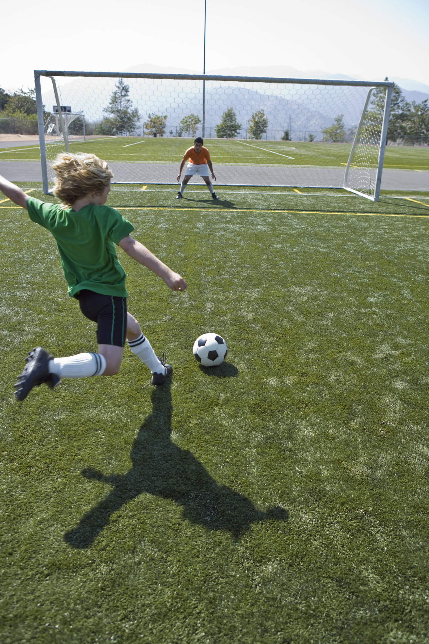 Дети играют в футбол. Soccer Kid игра. Играть в футбол. Футбол командная игра.