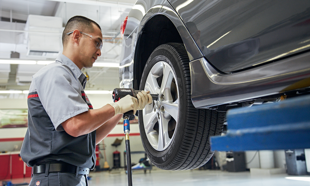 Toyota Service Tech Tires alignment